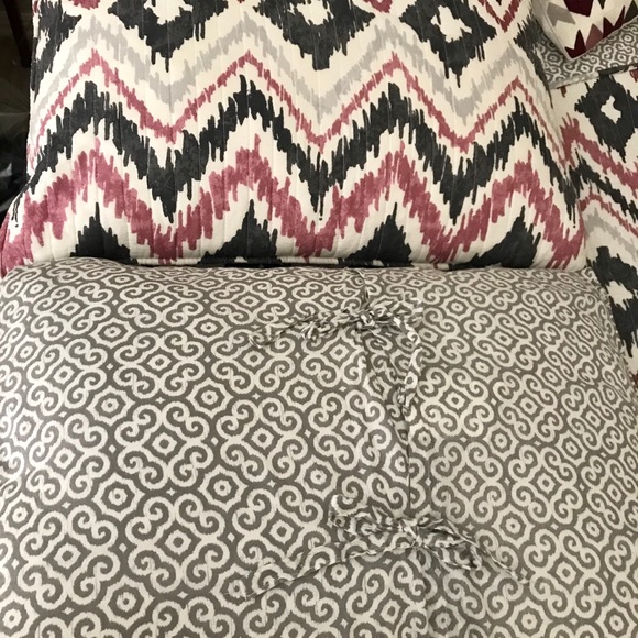 Queen bedding set & decorative pillows - Picture 4 of 7